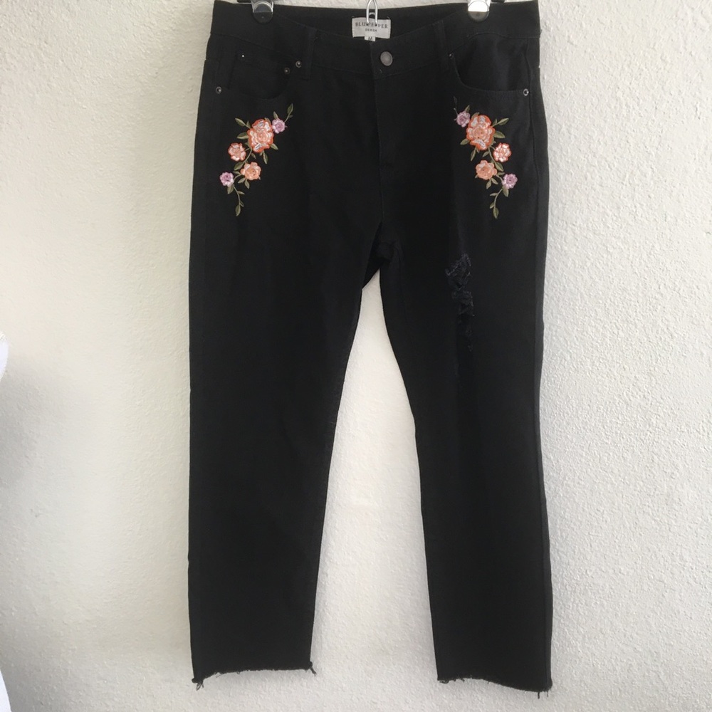 2/$20 Blu Pepper Black Distressed floral jeans med